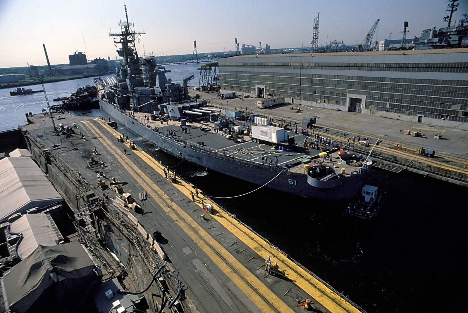 Самый крупный линкор. Линкор Айова. Самый большой линкор в мире. USS Iowa. Линкоры Миссури Айова.