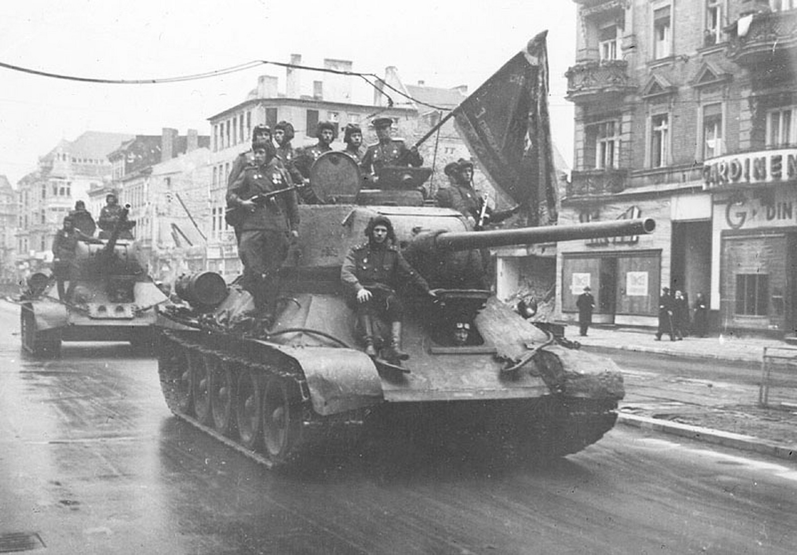 Берлин 5 мая военно фронтов. Т 34 76 В Берлине. Т-34 В Берлине в 1945. Танк т 34 в Берлине. Танк т 34 победа в Берлине.
