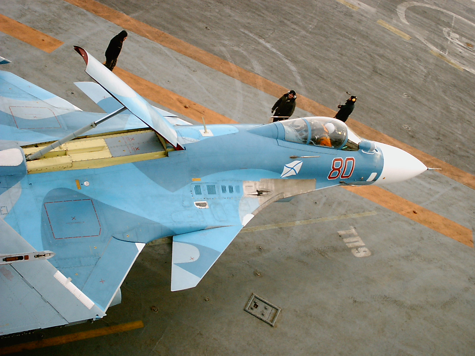 Истребитель су 33. Тормозной щиток Су-27. Су 33 воздушный тормоз. Су-33 палубный истребитель. Тормозной щиток Су-30.