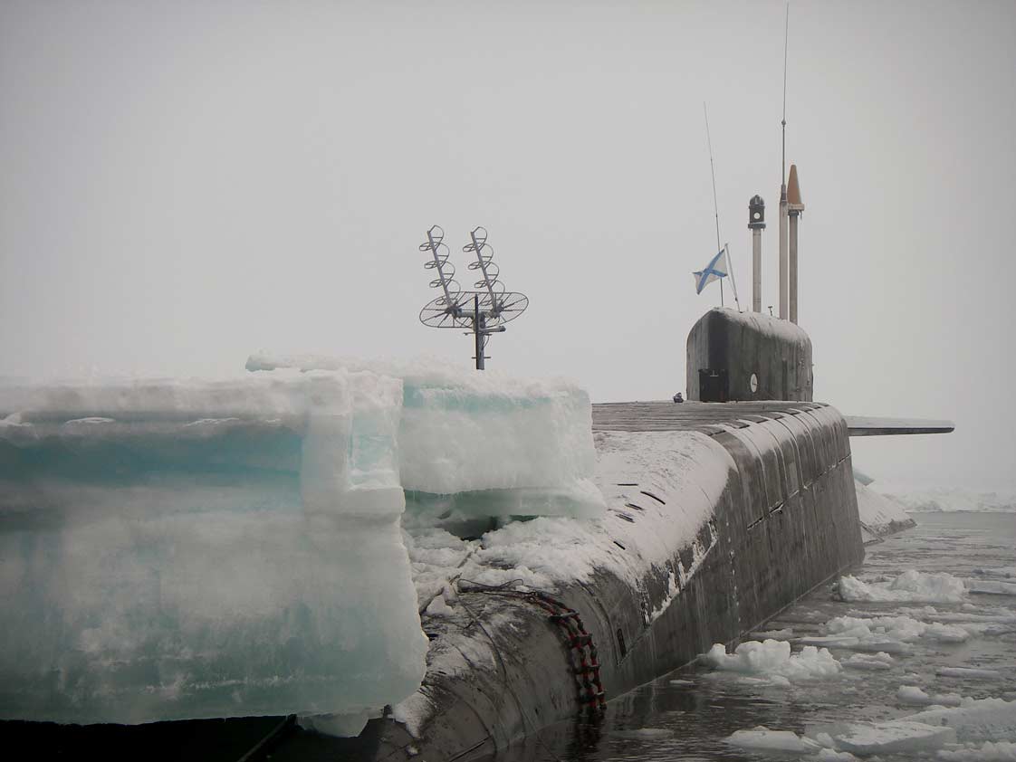 Всплытие подводной лодки в арктических льдах