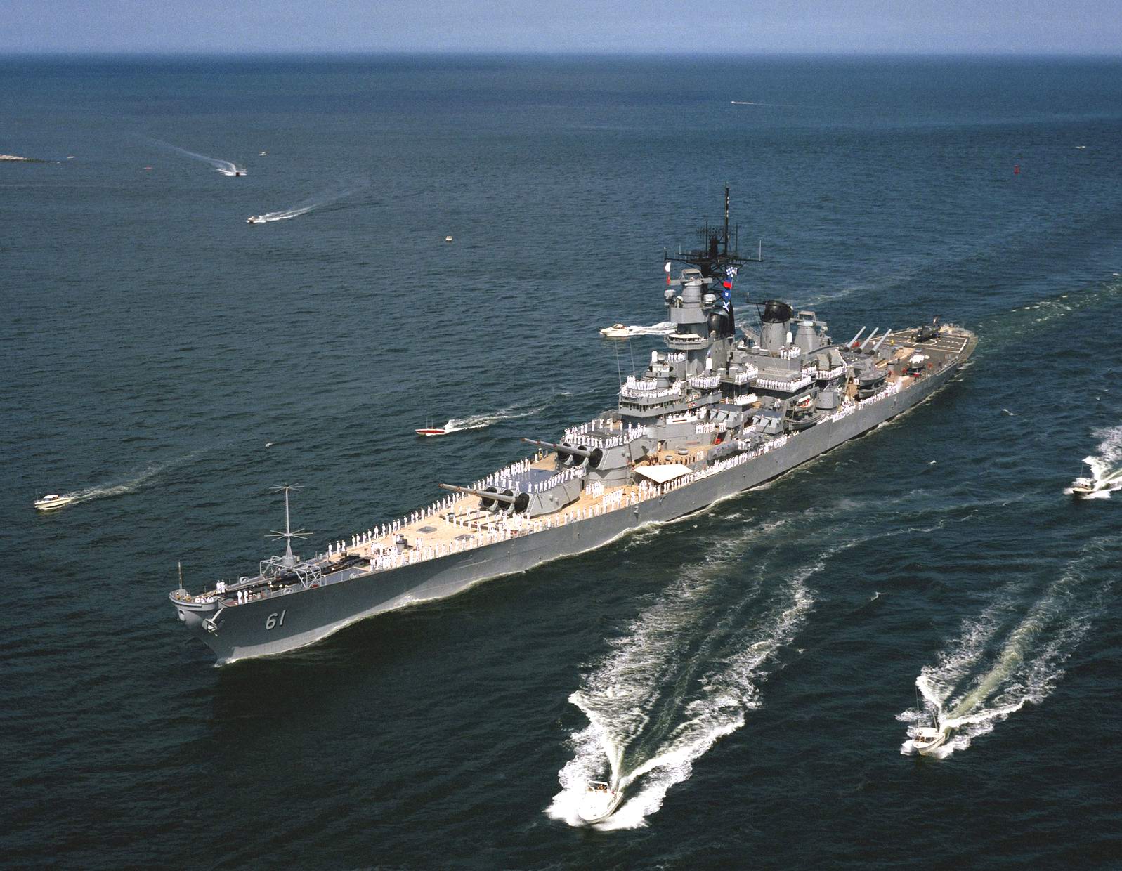 Скопище военных кораблей. Линкор USS Iowa (BB-61). Корабль USS Iowa BB-61. Линкор USS Missouri. Крейсер Айова.